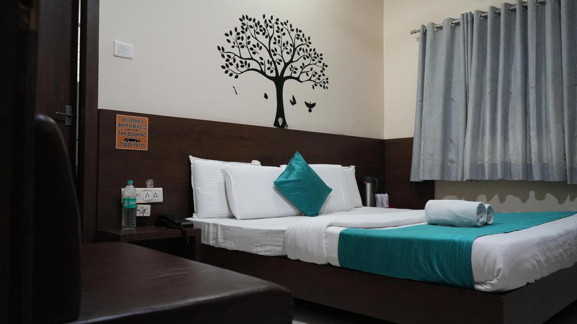 Hotel Satyug Ujjain Extérieur photo